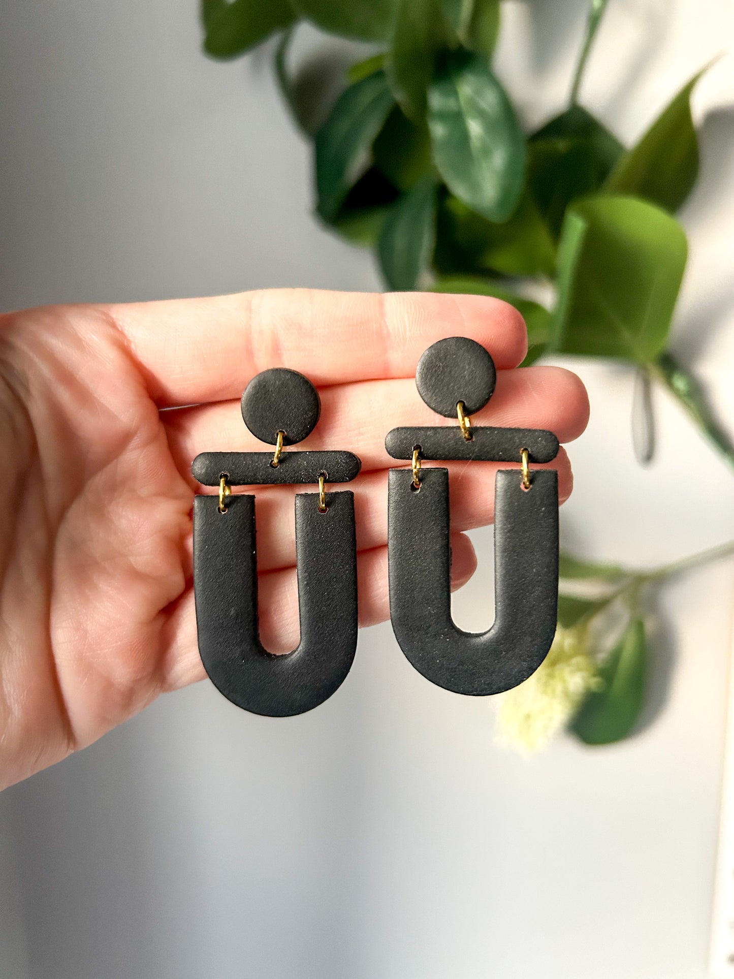 Neutral U Dangles