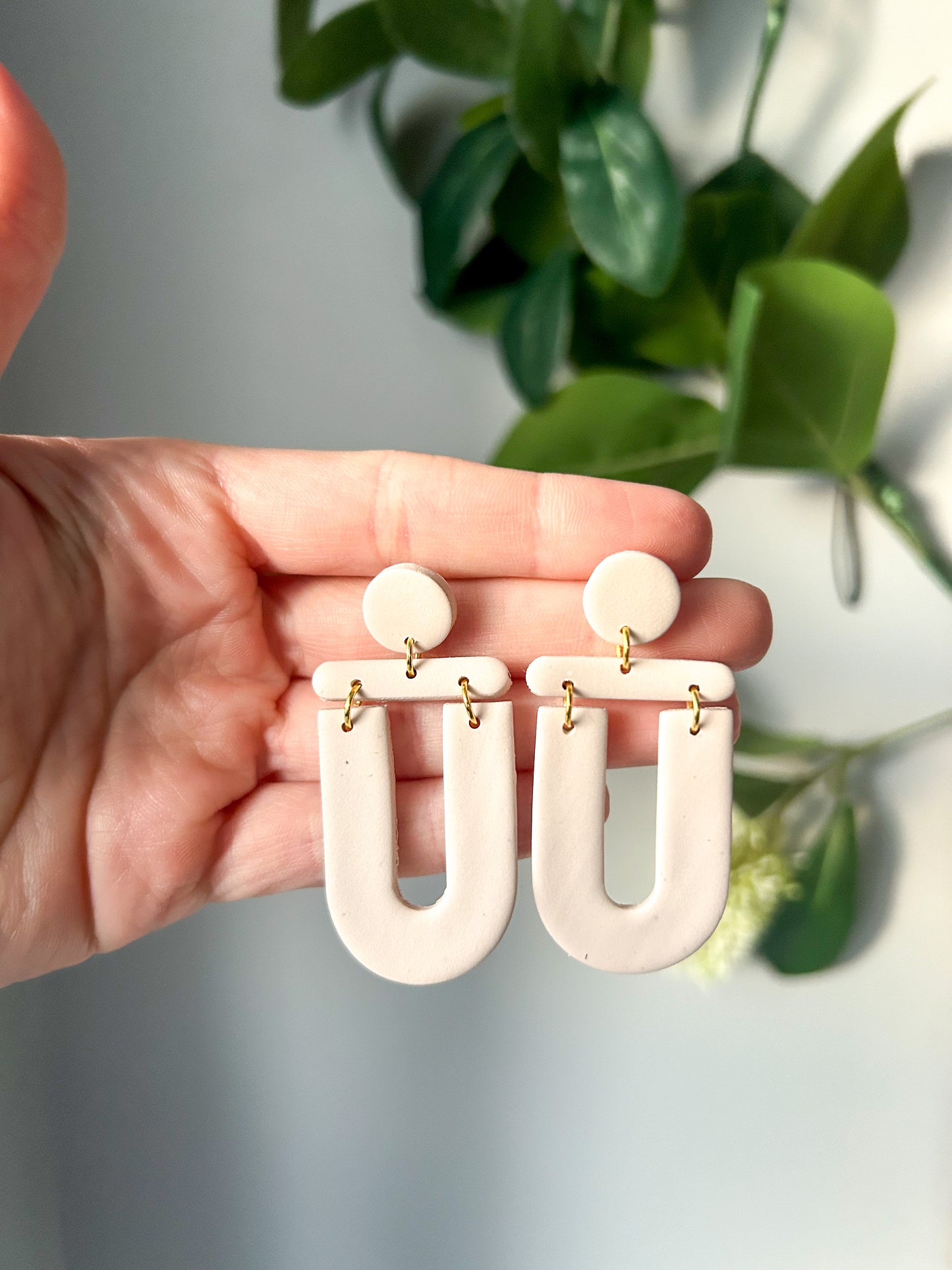 Neutral U Dangles