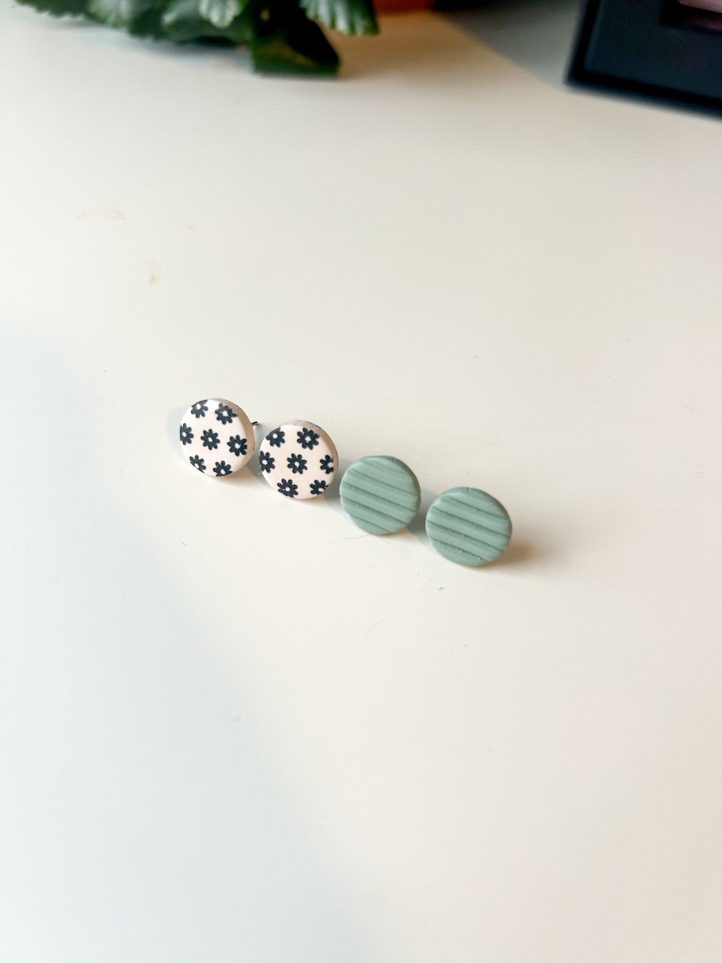Black Daisy and Green Stud Pair